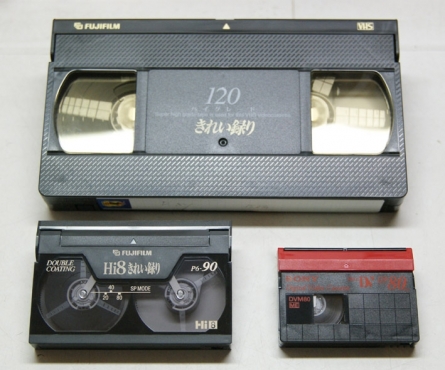 上がVHS、下の左が8mmビデオ、下の右がminiDVテープ